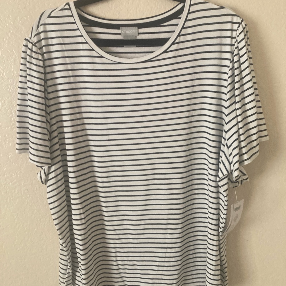 Chico's White and Gray Relaxed Short Sleeve Tee
